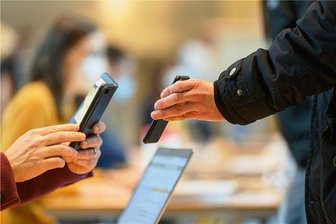 3G im Job macht Betrieben in der Region zu schaffen - Wie hier beim Dresdner Chiphersteller Globalfoundries müssen alle Beschäftigten seit Mittwoch beim Betreten ihrer Arbeitsstätte nachweisen, dass sie gegen Corona geimpft oder von einer solchen Erkrankung genesen sind. Alternativ ist eine Bescheinigung über einen negativen Test möglich.