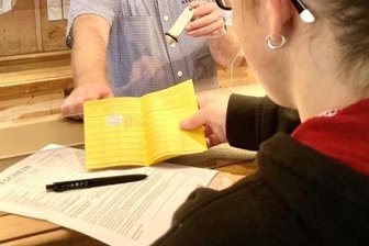 3G-Regel sorgt in Salons und Gaststätten im Annaberger Raum für große Verunsicherung - Einchecken im Hotel unter 3G-Bedingungen: In diesem Fall legt der Gast seinen Impfpass vor und füllt zudem einen Meldebogen zur Kontaktnachverfolgung aus.