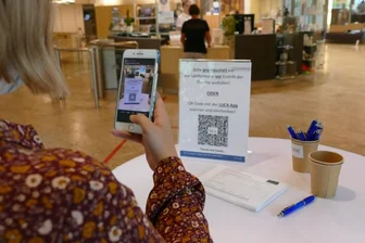 3G-Regel trifft auf Verständnis und Frust - Vor der Kasse der Silber-Therme müssen Besucher nun wieder ihre Kontaktdaten angeben - entweder via Handy-App oder handschriftlich. Außerdem müssen sie geimpft, getestet oder genesen sein. 