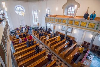 3G: So lief der 1.Advent in den Kirchen - Um die 50 Gläubige besuchten am Sonntag den Gottesdienst in der St.-Trinitatiskirche Schneeberg. Pfarrer Frank Meinel hielt die Predigt, es wurden zwei Lieder gesungen. Auch eine Taufe fand statt. 