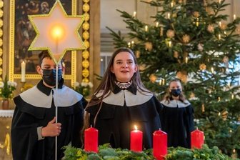 3G: So lief der erste Advent in den Kirchen - Franziska Rauscher aus der Kurrende übernahm am Sonntag in der Olbernhauer Kirche einen Sologesangspart. Gemeinsamer Gesang ist in Gottesdiensten derzeit nur sehr eingeschränkt möglich.