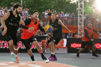 3x3-Basketball in Dresden: „Auch ein kleiner Sieg für das Vogtland“ - Finale gegen Hannover: Leon Fertig (Mitte) von den Skyliners im Angriff gegen Luca Oghie Ozono.