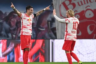 Leipzigs Mittelfeldspieler Dominik Szoboszlai (l), Torschütze des 3:0, jubelt mit Leipzigs Mittelfeldspieler Emil Forsberg, Torschütze des 2:0, über seinen zweiten Treffer. 