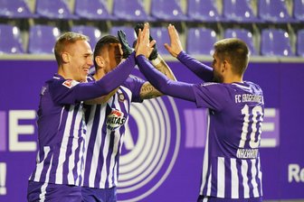 4:1 gegen den KSC - Auer jubeln auch im letzten Heimspiel 2020 - Florian Krueger (FC Erzgebirge Aue) li., erzielt das 1:0, Pascal Testroet (FC Erzgebirge Aue) hinten und Dimitrij Nazarov (FC Erzgebirge Aue) gratulieren.