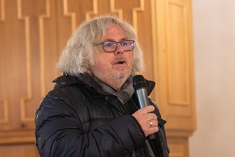 4,7 Millionen Euro: Warum wird die Kirchturm-Sanierung in Oelsnitz so teuer? - Architekt Christian Hofmann aus Reichenbach hat die geplanten Sanierungsmaßnahmen der Zwillingstürme der Stadtkirche St. Jakobi in Oelsnitz vorgestellt.