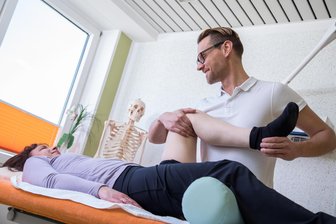 4,8 Milliarden Euro: Ausgaben für Heilmittel haben sich bei der AOK binnen zehn Jahren verdoppelt - Physiotherapie kann zur Linderung von Knieschmerzen beitragen.