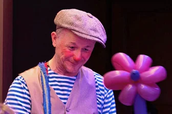 4. Hoffest lädt zur „Kunst am Zaun“ - Jens Bühring ist als Clown Odonjo beim Hoffest im Kleinkunst-Kanapee am Samstag mit dabei.