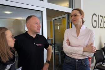 4. Notfalltag in Freiberg: „Laien haben viel Angst, zu helfen“ - Paul Kurenz (Mitte), Organisator des Notfalltages, im Gespräch mit Palliativmedizinerin Dr. Susanne Bock (r.).