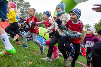 4. Pöhl-Trail ausgebucht: Gibt es dieses Jahr einen Teilnehmerrekord? - Pöhl-Trail: Auch die kleinsten Starter haben sich vergangenes Jahr voll reingehangen. Diesmal sollen auch Behinderte mit den Grundschülern starten.