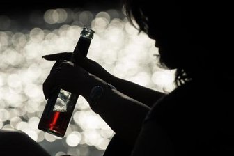4 Promille - Betrunkene schläft auf Gehweg ein -