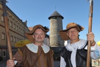 4. Tour: Schloss-Fans trotzen der Sommerhitze - Thomas Ebert (links) und Ulrich Englert stellten die Torwache.