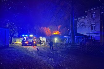 40 Feuerwehrleute löschen Brand in Tischlerei in Werdau - Bei einem Brand in einer Tischlerei in Werdau ist am Mittwoch Sachschaden entstanden.