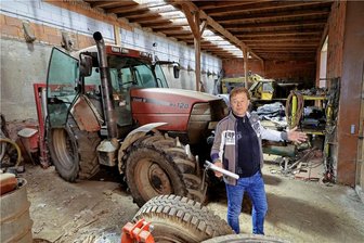 40 geschlachtete Kühe: Hofeigentümer spricht von übergelaufener Gülle und verschimmeltem Futter - Hofeigentümer Jens Adam zeigt die ihm zurückgegebene Technik. Bei der Übergabe vor knapp elf Jahren sei alles in ordentlichem Zustand gewesen. Jetzt ist die Garage in liederlichem Zustand, die Traktoren wurden so verdreckt abgestellt, wie sie vom Feld gekommen sind. 