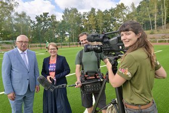 40 Jahre Bürgermeister: ZDF dreht mit Steffen Ludwig in Reinsdorf - Das ZDF hat in Reinsdorf gedreht. Dabei ging es um Bürgermeister Steffen Ludwig (links). Neben ihm: Cornelia Schiemenz, Leiterin des ZDF-Landesstudios Sachsen, sowie am Mikrofon Mirko Nemitz und an der Kamera Lucienne Hohm.