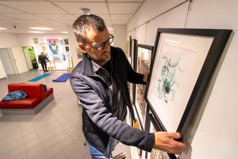 40 Jahre Galerie „Art Forum“ in Burgstädt - Welche Ehre dem hauseigenen Kunstzirkel zum Jubiläum zuteil wird - René Pützschel beim Aufbau der Jubiläumsausstellung. Insgesamt 95 Bilder des hauseigenen Kunstzirkels sind seit Sonntag im „Art Forum“ zu sehen.