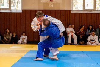 40 Jahre Judo in Schlettau: Warum es bei den Mattenkämpfern im Erzgebirge keine Nachwuchssorgen gibt - Noah Zabel (weiß) eröffnete das Fest zu 40 Jahren Judo in Schlettau. Der Fight führte den Leipziger Bundesliga-Kämpfer und Enkel des Begründers des Schlettauer Judos, Eberhard Zabel, sowie Florian Süss vom TSV 1864 Schlettau auf der Matte zusammen.