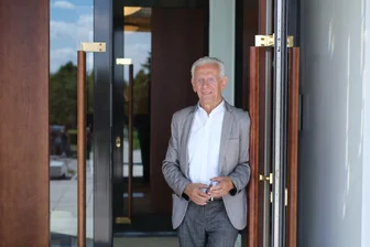 40 Jahre Mormonentempel in Freiberg: Was passiert hinter den Türen? - Ralf Bartsch an der Tür zum Tempel in Freiberg. Besucher dürfen den Empfang besichtigen, aber ab der Tür keine Fotos machen.