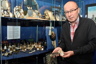 40 Jahre Museumsleiter in Adorf: Marathonläufer Steffen Dietz auf der Zielgeraden - Der Herr über die Perlmutt-Schätze: Adorfs Museumsleiter Steffen Dietz im „blauen Zimmer“ des Museums. Das künftige Erlebniszentrum Perlmutter wird ganz neue Möglichkeiten der Präsentation des Adorfer Alleinstellungsmerkmals der Perlmuttverarbeitung eröffnen.