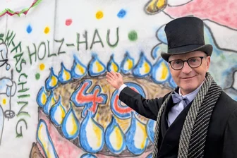 40 Jahre Skifasching Holzhau: Jubiläums-Umzug lockt Fans trotz Tauwetters ins Erzgebirge - Uwe Trommler führte charmant durch die Jubiläumssaison.
