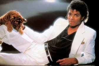 40 Jahre "Thriller" von Michael Jackson: Meisterpop aus dem Schatten - Trügerischer Weichzeichner: Michael Jackson Ende 1982 auf dem Innencover seines Mega-Albums "Thriller".