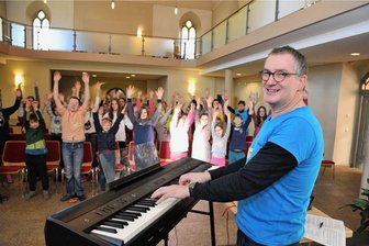 40 Kinder fiebern Aufführung von Musical "David und Goliath" in Oelsnitz entgegen - Kantor Matthias Sandner (rechts) studiert mit über 40 Kindern in der Jakobikirche Oelsnitz das Musical David und Goliath ein. 