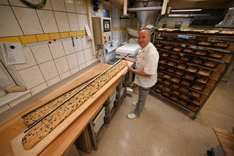 40 Meter lang: Riesenstollen kommt beim Sauensäger in Blockhausen bei Dorfchemnitz auf den Tisch - René Buschmann, Inhaber der Bäckerei Schramm in Dorfchemnitz, hat seine zwei Teilstücke für die Rekordaktion in Blockhausen schon gebacken: Je 1,60 Meter lang und jeweils acht Kilo schwer: Rosinenstoillen für den guten Zweck.
