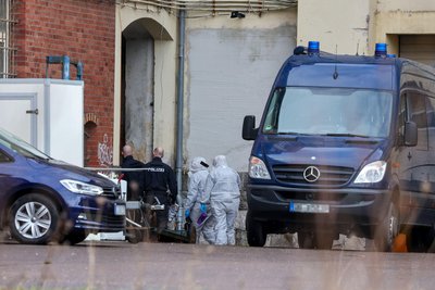 Einsatz in der früheren Elegantia in Lichtenstein. Beamte in weißen Spezialanzügen betreten am Montagabend den Komplex.
