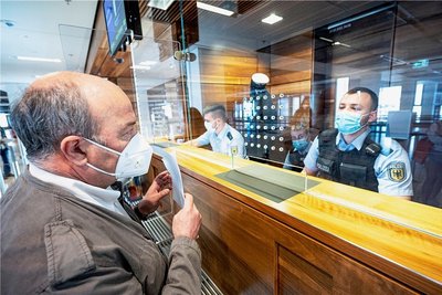 Beamte der Bundespolizei kontrollieren am Flughafen in Berlin-Schönefeld Reisende aus Sankt Petersburg, ob sie doppelt geimpft, genesen oder getestet sind. Das könnte bald für alle Reiserückkehrer gelten. 