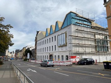 Das Gerüst am Technikumplatz in Mittweida ist gefallen. Die Fassade der neuen Stadtbibliothek ist nahezu fertig.