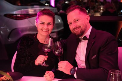 Christoph Stengel kam mit Isabelle Widmer zum Gala-Dinner ins Mercedes Auto- und Dienstleistungszentrum Müller in Oberlosa.