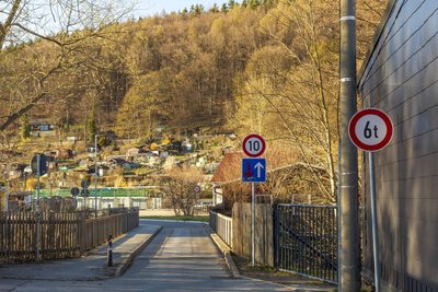 Die Holzbrücke an der Robert-Koch-Straße in Schwarzenberg wird für Fahrzeuge gesperrt.