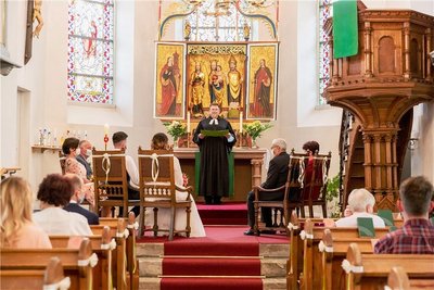 Hier blieb nichts dem Zufall überlassen: Die hohen Traustühle wurden extra aus der Annenkirche nach Kleinrückerswalde geholt.