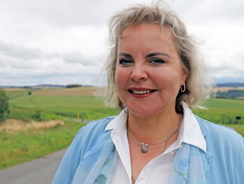 An ihren Lieblingsort, die Bellmann-Höhe bei Dorfchemnitz, kommt Veronika Bellmann selbst in hektischen Wahlkampfzeiten, um Ruhe zu finden. Auf der Anhöhe - deren Bezeichnung ist nicht vom Namen der Abgeordneten, sondern von einem Berg abgeleitet - hat sie oft die Aussicht genossen oder der Malerei gefrönt. 