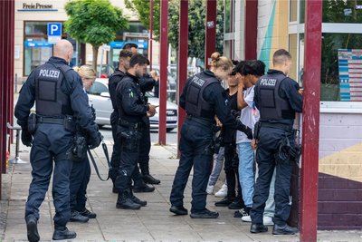 Die Polizei hat ihre Präsenz auf dem Postplatz in Aue in den zurückliegenden Monaten spürbar erhöht. Immer wieder gibt es Kontrollen.