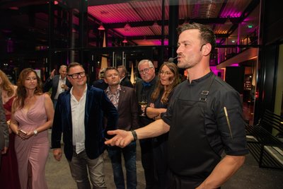 Kevin Seidel vom Lokalfilet unterhielt die Gäste beim Gala-Dinner mit einigen Anekdoten und berichtete Wissenswertes über das Grillen von Bisonfleisch, das als Hauptgang serviert wurde.