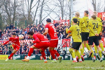 Mit seinem direkt verwandelten Freistoß in Auerbach ebnete Cemal Sezer (links) dem FSV Zwickau den Weg ins Sachsenpokal-Halbfinale.