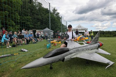 Niklas Wolf mit seinem Lieblingsmodell: einem Jet Chengdu FC-1.