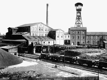 Der Morgensternschacht III erhielt am 13. April 1909 einen Gleisanschluss mit einem Betriebsbahnhof. Im Bild sind die Kohleverladung und der Holzplatz zu sehen.