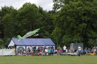 Beeindruckende Starts und Landungen beim Flugplatzfest.