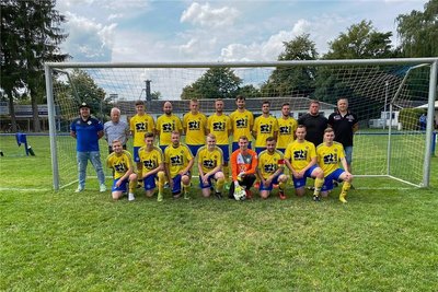 TSV Geyer: (h.v.l.): Mannschaftsleiter Stanley Porges, Trainer Johannes Maletzky, Jonas Kretzschmann, Patrick Neubert, Sebastian Rabe, Patrick Meyer, Tim Körner, Chris Seydel, Nick Ernst Fischer, Torwarttrainer Toni Fischer, Abteilungsleiter Steffen Lein; (v.v.l.): Nico Stellmacher, Justin Mittag, Oliver Mey, Michel Pollmer, Benjamin Schmiedel, Philip Unglaube, Florian Lamm, Jordan Lee Helm.