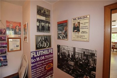 Plakate, Fotos und andere Erinnerungsstücke an den Wänden zeugen davon, dass in der „Pleißenburg“ auch Kunstgenuss serviert wurde.