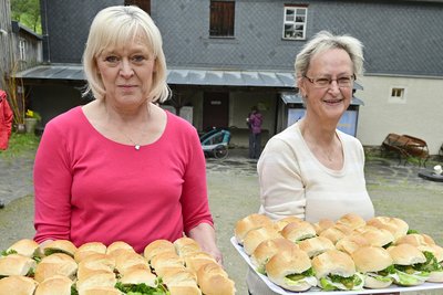 Karin Ruderisch (links) und Adelheid Wilfert belegten im Akkord Fischsemmeln und schmierten Speckfettbrote.