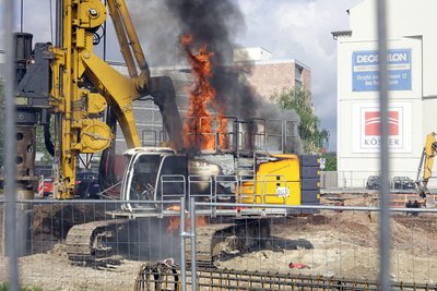 Eine Baumaschine stand am Montagvormittag auf dem Johannisplatz in Chemnitz in Flammen.