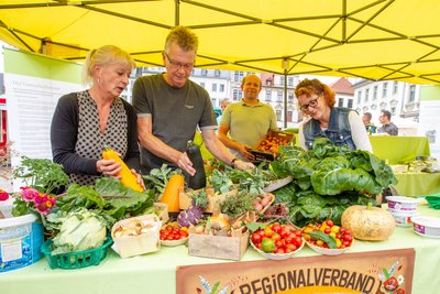 Zucchini, Tomaten, Kohlrabi und mehr: Mit bunter Gemüse-Auswahl lockten Stände auf dem Plauener Altmarkt beim "Spitzengenuss".