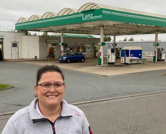 Vor dem Anrücken der Bautrupps: Pächterin Diana Pfannkuch vor der Tankstelle Lenz. Dieser Name hat sich längst im Sprachgebrauch eingebürgert. Wer dort tankt oder isst, der macht das sicher noch die nächsten Monate "bei Lenz".