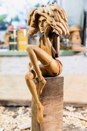Grazil und doch voller Leben, so sind Maik Mischaus Figuren.