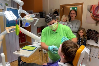 Familie Jäger kommt seit Jahren aus Auerbach in die Praxis im Reichenbacher Neubau. Anja Gürtler bei einer Prophylaxe-Untersuchung.