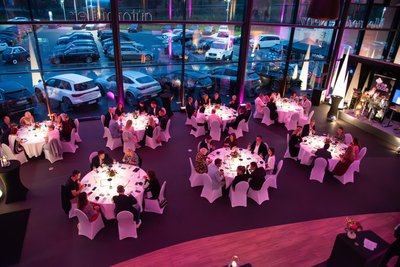 Zum Gala-Dinner „Nacht der Sterne" im Show-Room des Mercedes Auto- und Dienstleistungszentrums Müller in Oberlosa waren 70 Gäste anwesend.
