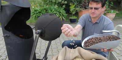 Maik Reinhardt mit einem Röstofen aus dem 18. Jahrhundert. Auch in Berlin soll live geröstet werden.