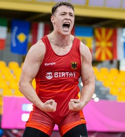 Ringkämpfer Anton Vieweg schreit seine ganze Freude heraus, nachdem er im Halbfinale der Junioren-Europameisterschaft den Weißrussen Pavel Hlinchuk nach einem Rückstand besiegt hat. 